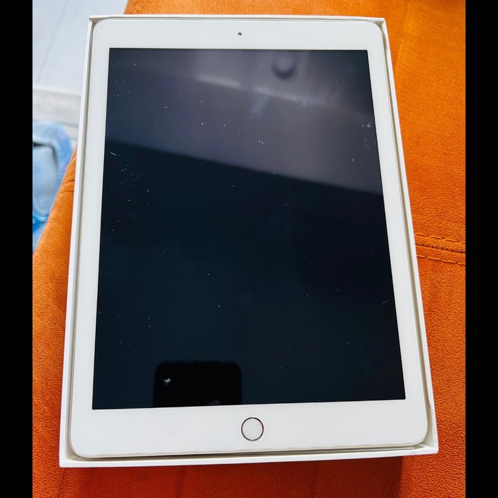 Apple iPad 9.7in with WiFi, 32GB 2017 Newest Model- Gold